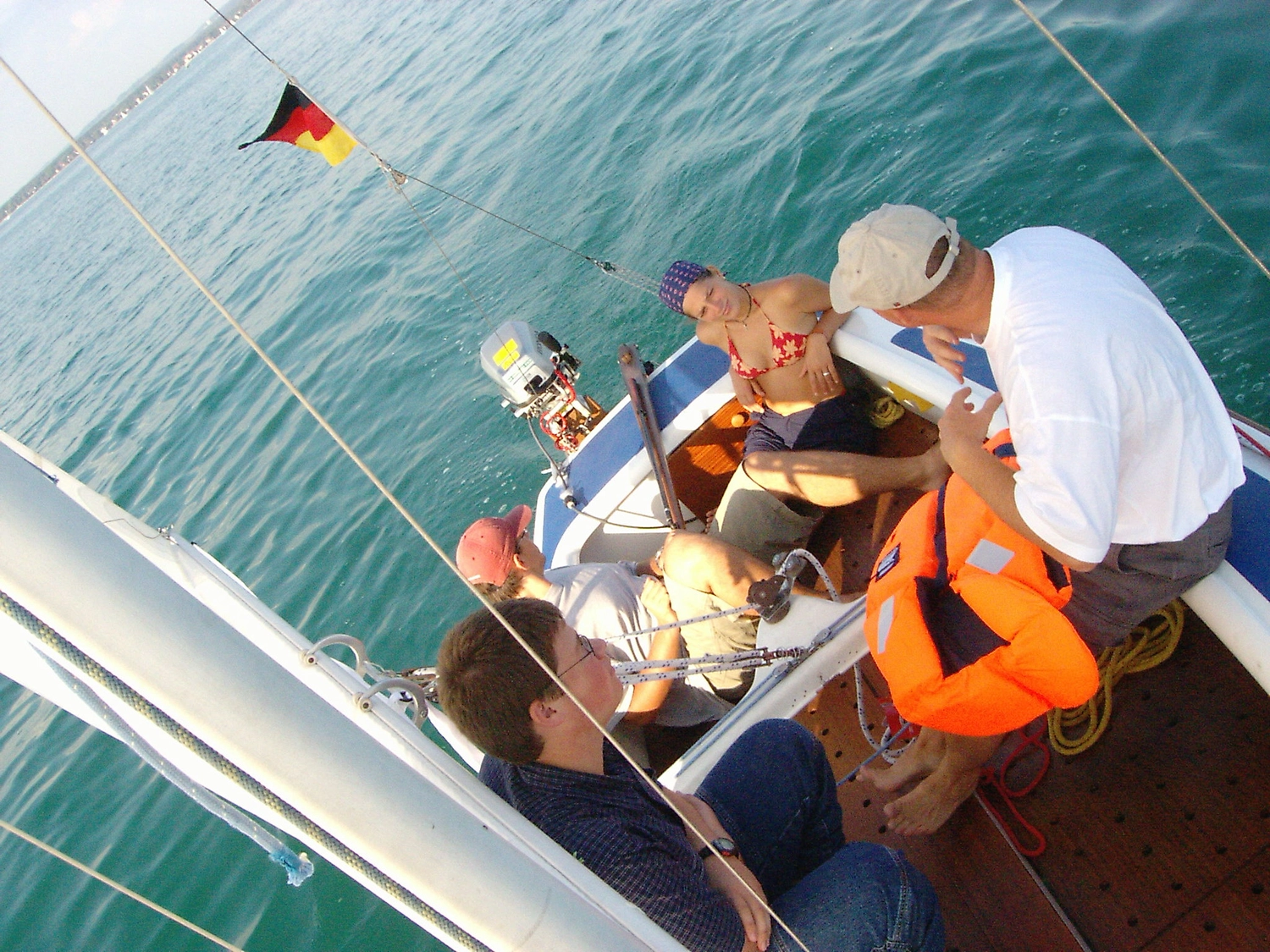 Motorboot-u. Segelschule Ravensburg - Wassersportausbildung und lizenzierung - Eine Draufsicht auf mehrere Personen, die sich auf eine Reise mit einem Segelboot vorbereiten.