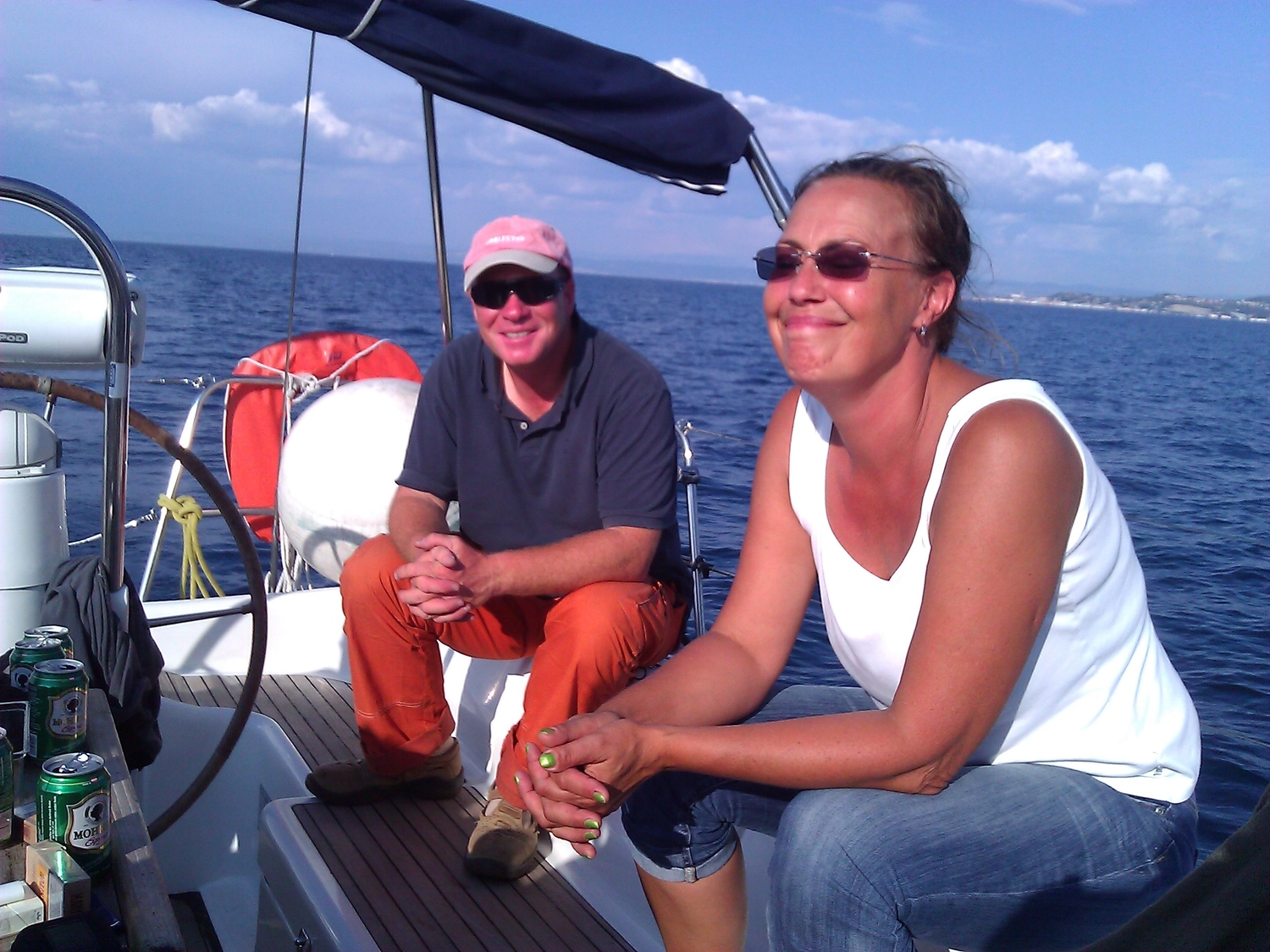 Motorboot-u. Segelschule Ravensburg - Wassersportausbildung und lizenzierung - Ein Mann und eine Frau sitzen auf dem Deck eines Segelboots.