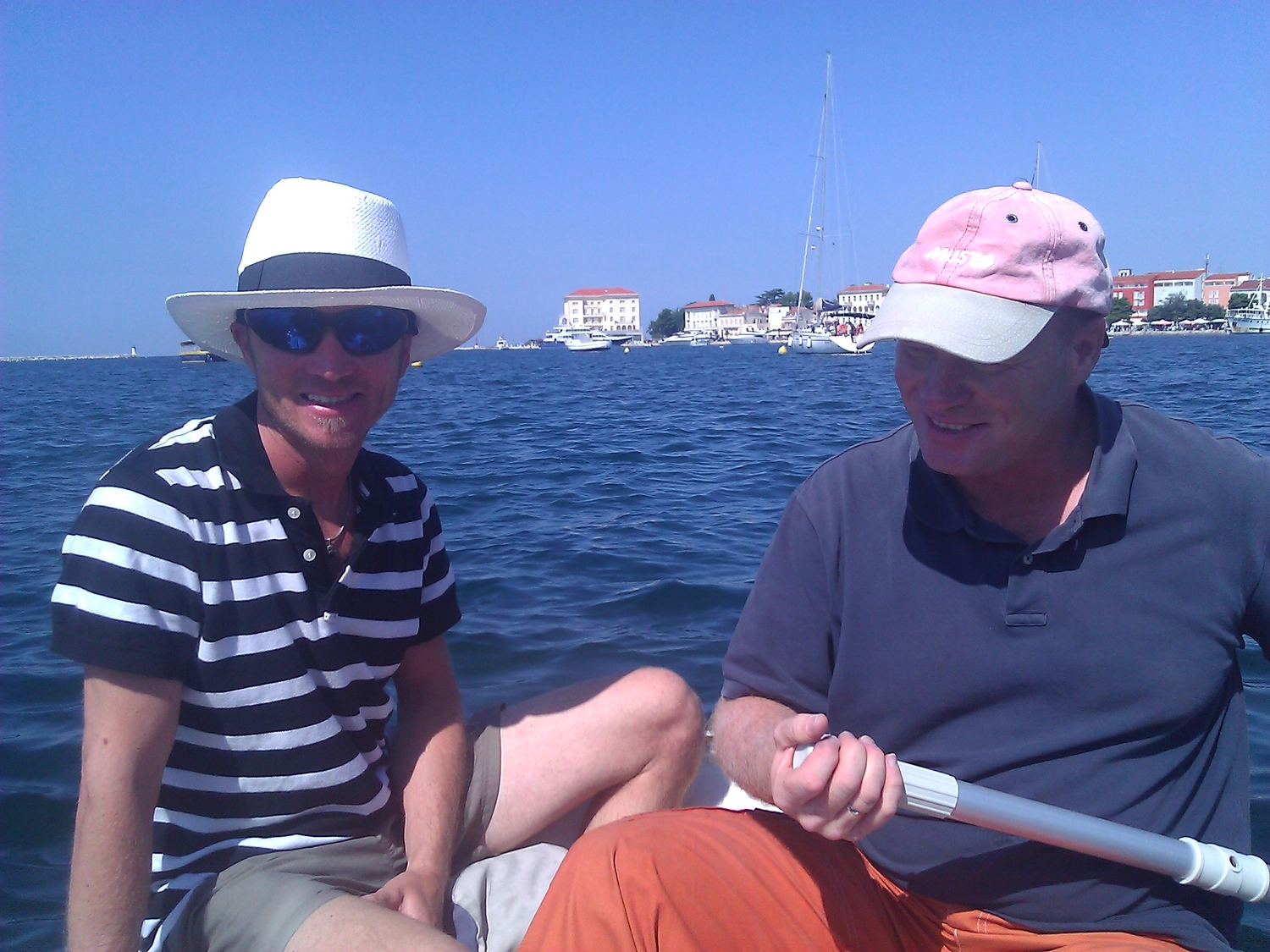 Motorboot-u. Segelschule Ravensburg - Wassersportausbildung und lizenzierung - Zwei Personen mit Hüten sitzen auf einem Boot auf offenem Wasser.