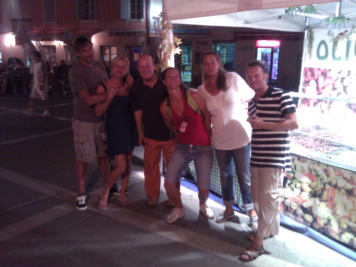 Motorboot-u. Segelschule Ravensburg - Wassersportausbildung und lizenzierung - Eine Gruppe von sechs Freunden posiert nachts auf einer Straße für ein Foto.