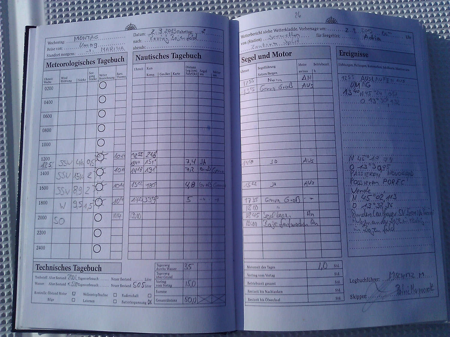 Motorboot-u. Segelschule Ravensburg - Wassersportausbildung und lizenzierung - Nahaufnahme eines aufgeschlagenen Logbuchs voller handgeschriebener nautischer Notizen und Daten.