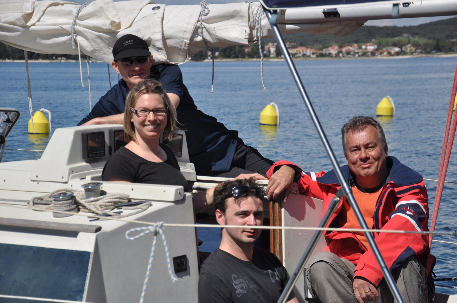 Motorboot-u. Segelschule Ravensburg - Wassersportausbildung und lizenzierung - Eine Gruppe von Freunden hatte sich auf einem Boot in einem Hafen versammelt; im Hintergrund waren gelbe Bojen zu sehen.