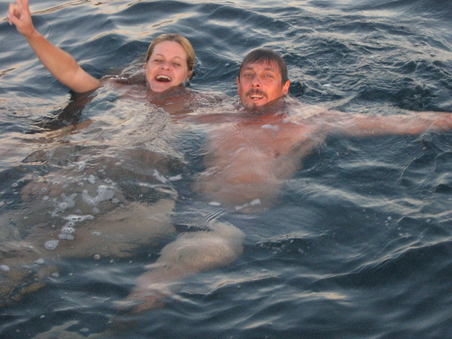 Motorboot-u. Segelschule Ravensburg - Wassersportausbildung und lizenzierung - Zwei lächelnde Menschen schwimmen im offenen Wasser.