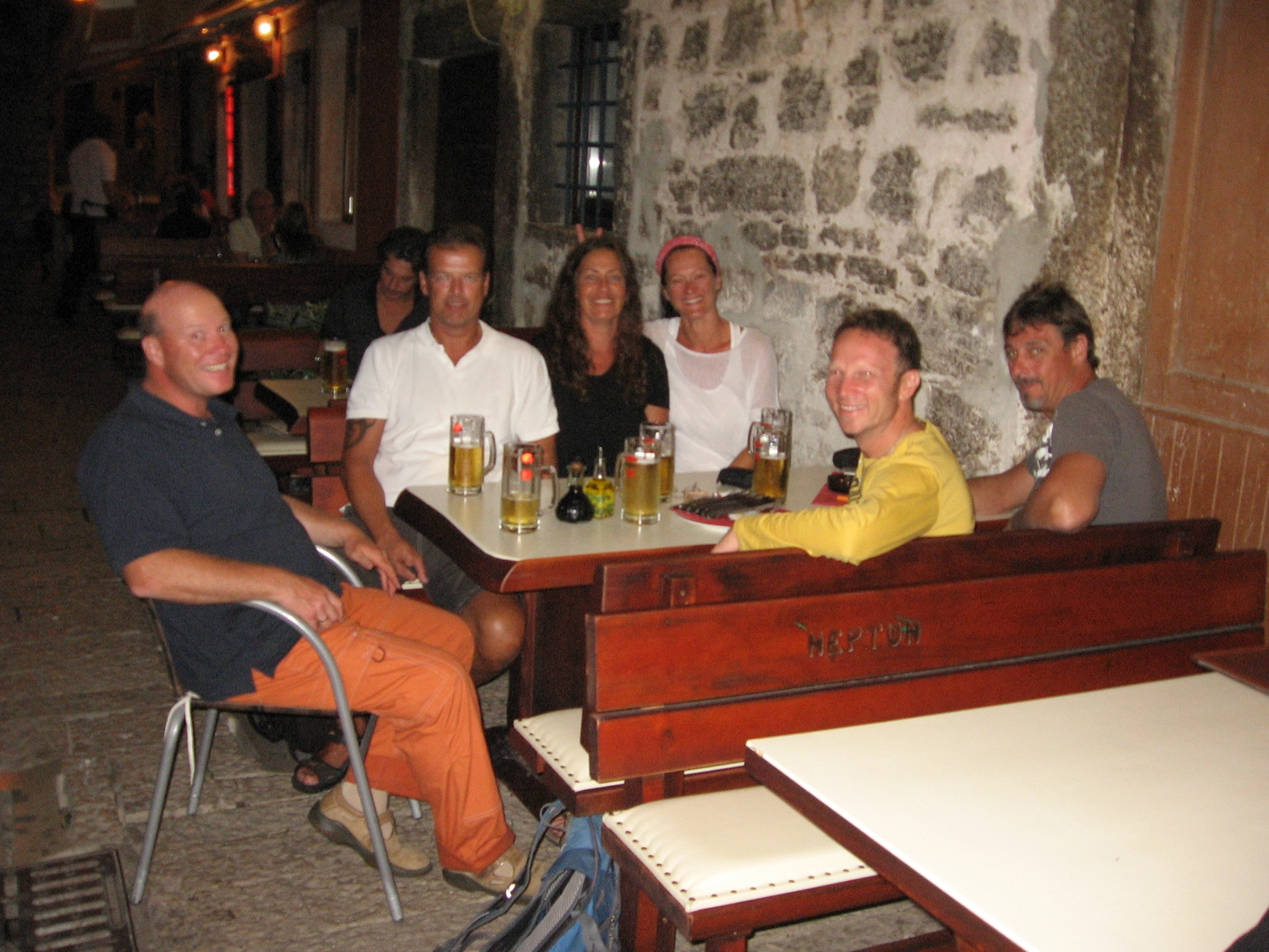 Motorboot-u. Segelschule Ravensburg - Wassersportausbildung und lizenzierung - Eine Gruppe von Menschen sitzt bei einem abendlichen Abendessen im Freien an einem langen Tisch.