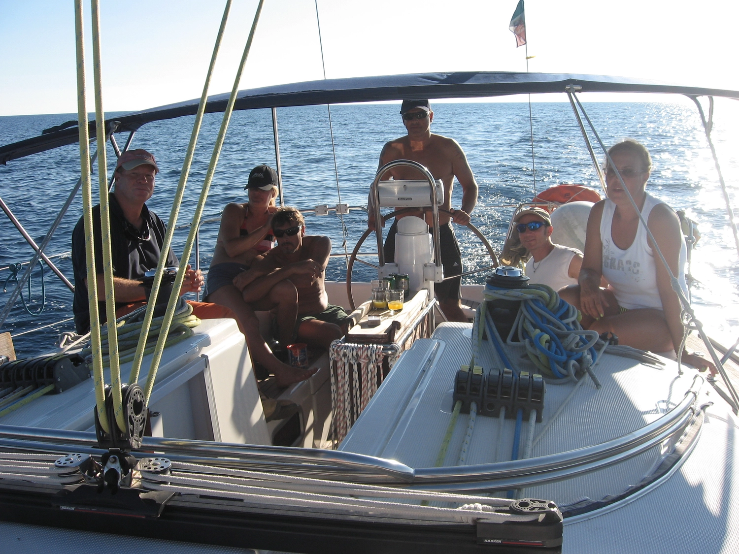 Motorboot-u. Segelschule Ravensburg - Wassersportausbildung und lizenzierung - Eine Weitwinkelaufnahme von mehreren Personen, die entspannt auf einem Boot in der Sonne sitzen.