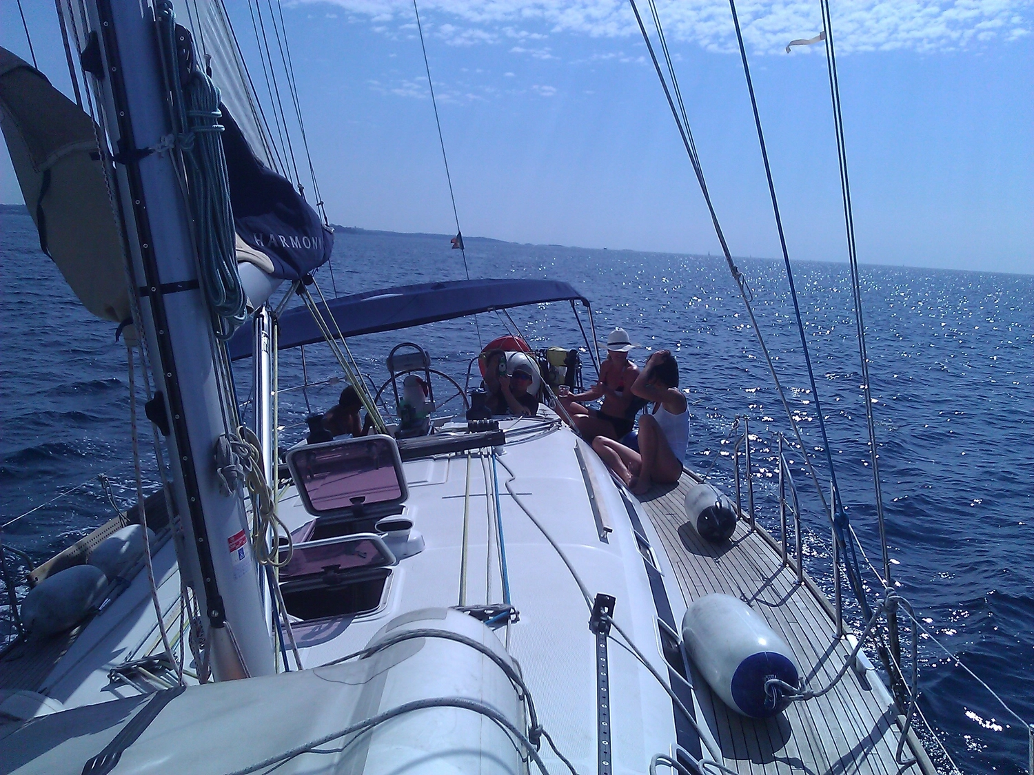 Motorboot-u. Segelschule Ravensburg - Wassersportausbildung und lizenzierung - Blick nach vorn aus dem Cockpit eines Segelboots auf offener See.