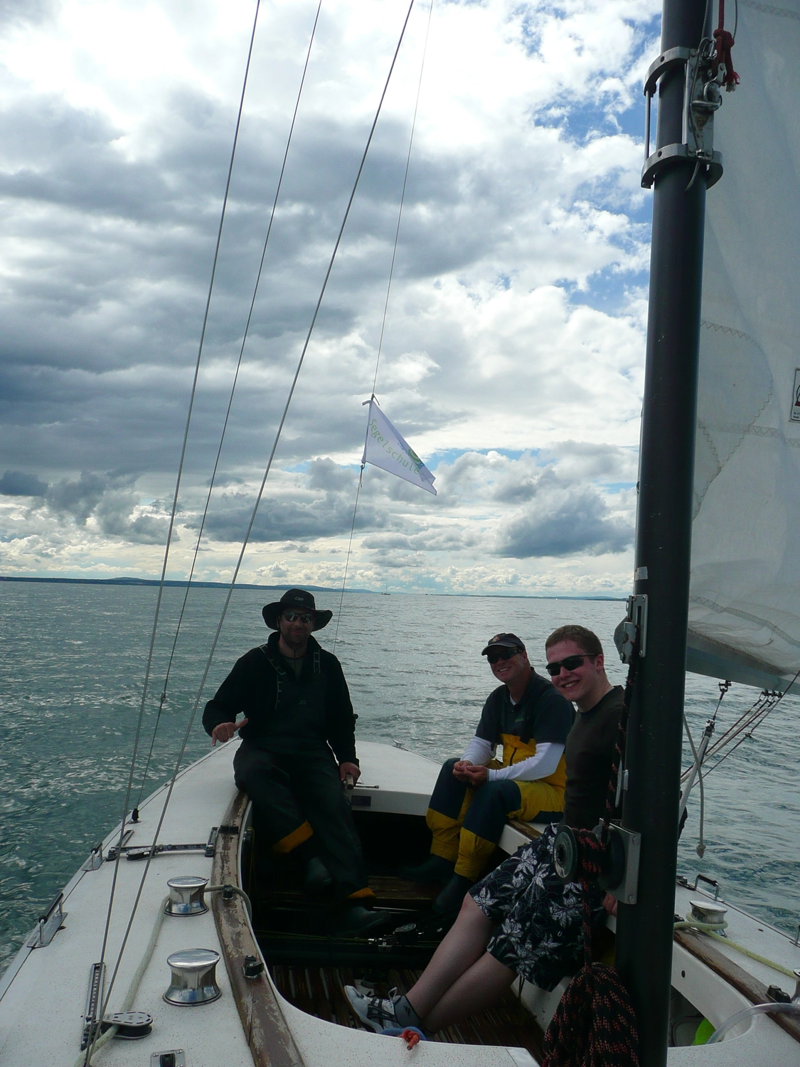 Motorboot-u. Segelschule Ravensburg - Wassersportausbildung und lizenzierung - Eine Gruppe von Menschen auf einem Segelboot auf See