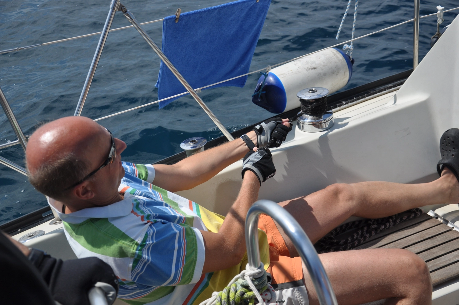 Motorboot-u. Segelschule Ravensburg - Wassersportausbildung und lizenzierung - Segel auf einem Segelboot werden gesetzt, indem man eine Schot (ein Seil) auf eine Winsch zieht.