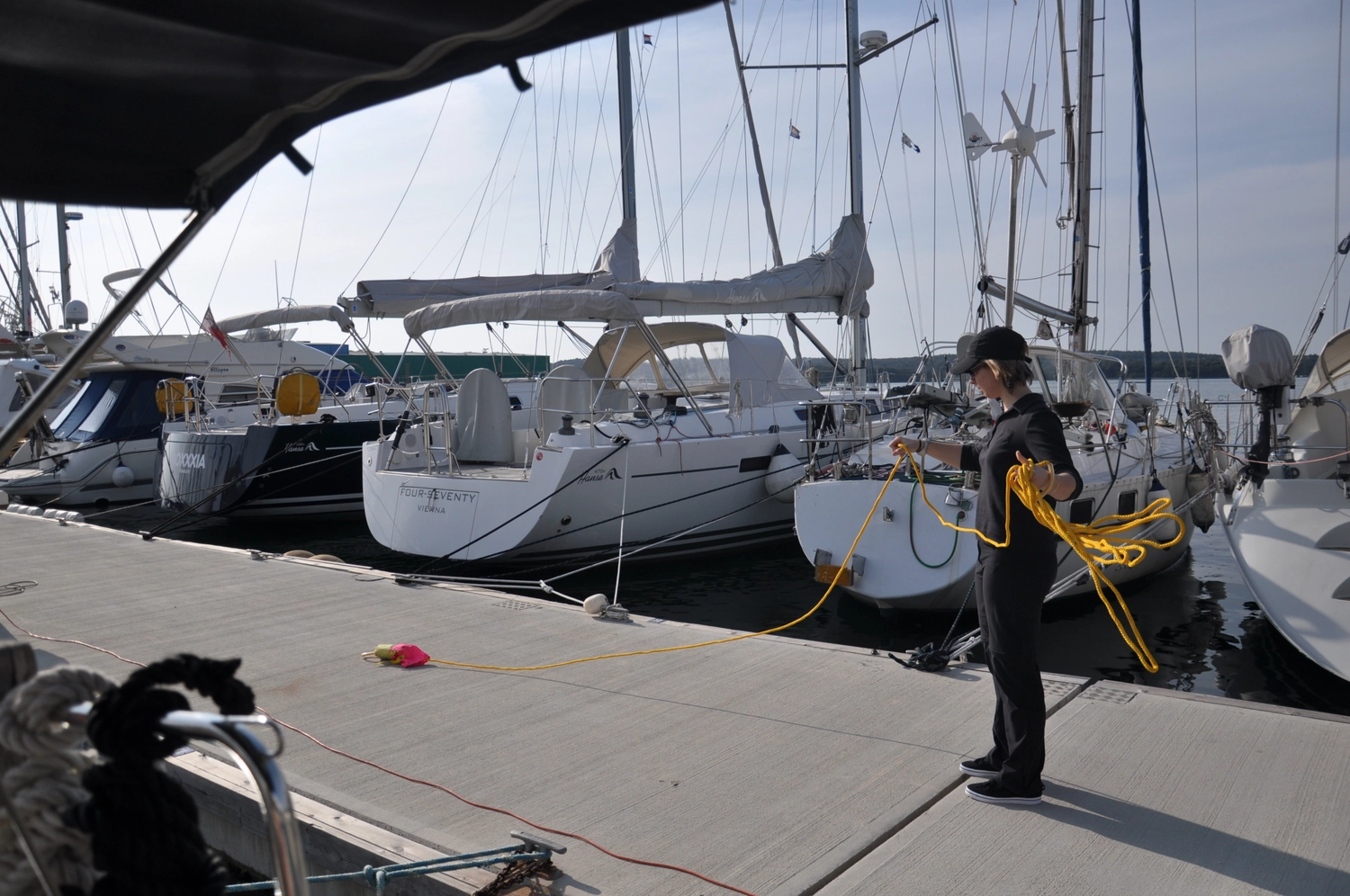 Motorboot-u. Segelschule Ravensburg - Wassersportausbildung und lizenzierung - Weitblick auf Segelboote, die an einem sonnigen Tag an einem Betonsteg vor Anker liegen.