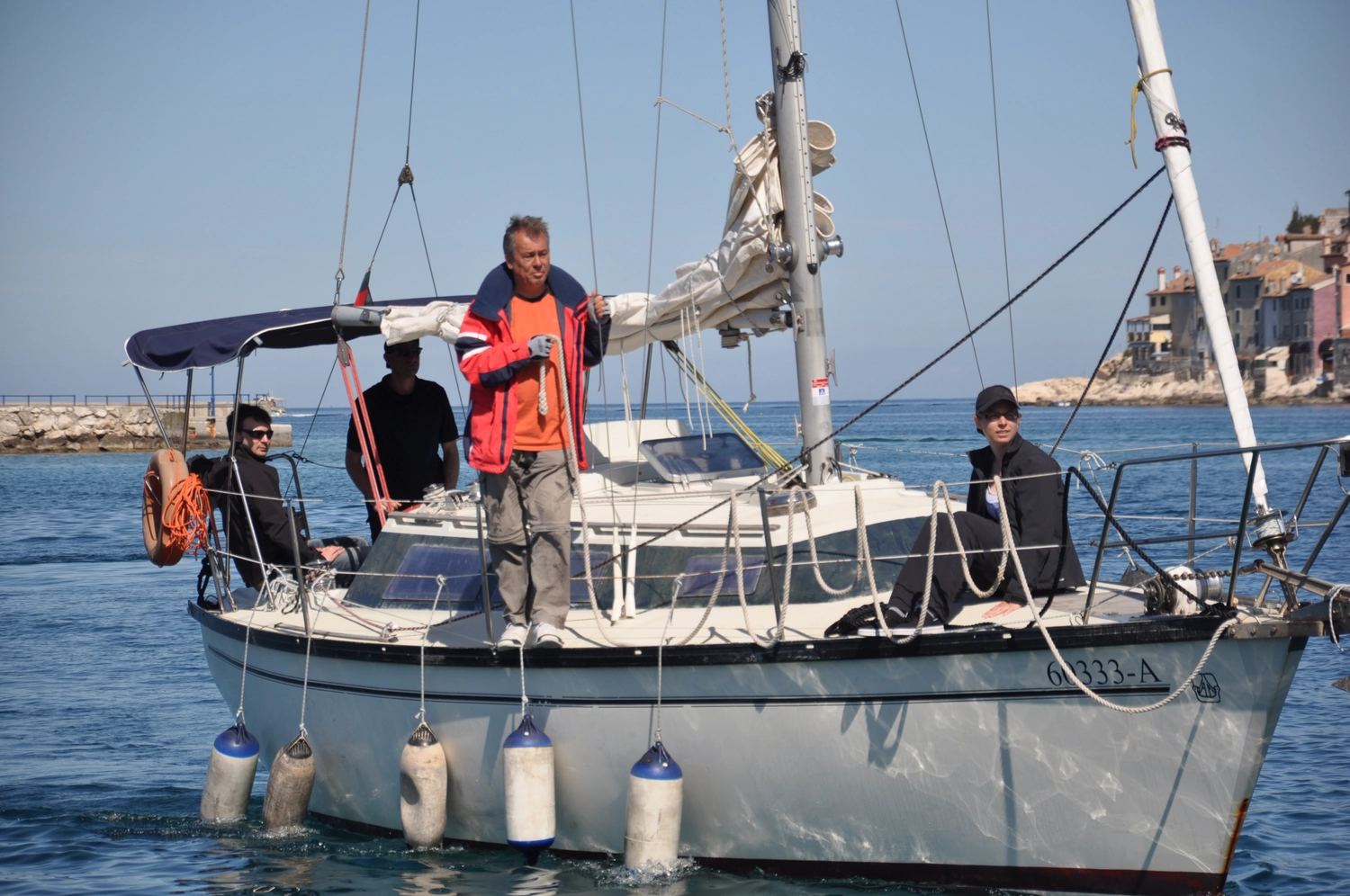 Motorboot-u. Segelschule Ravensburg - Wassersportausbildung und lizenzierung - Eine Gruppe von Menschen genießt einen Ausflug auf einem Segelboot.